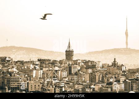 Torre Galata. Torre Galata e quartiere Beyoglu con colline Camlica sullo sfondo. Foto di sfondo monocromatica di Istanbul. Foto Stock