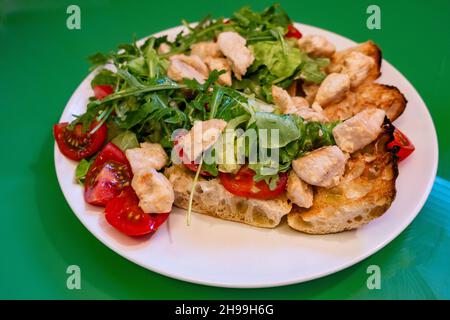 Insalata di pollo su un letto di pane ciabatta Foto Stock