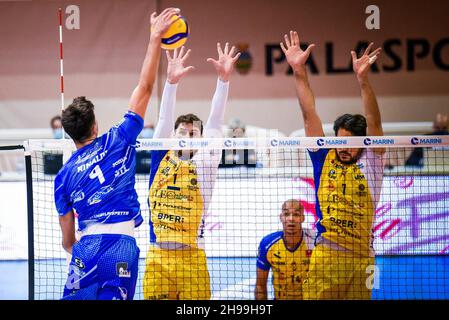 Latina, Italia. 05 dicembre 2021. Tommaso Rinaldi Attack durante Top Volley Cisterna vs Leo Scarpe Modena, Volley Campionato Italiano Serie A Men Superleague a Latina, Italia, Dicembre 05 2021 Credit: Independent Photo Agency/Alamy Live News Foto Stock