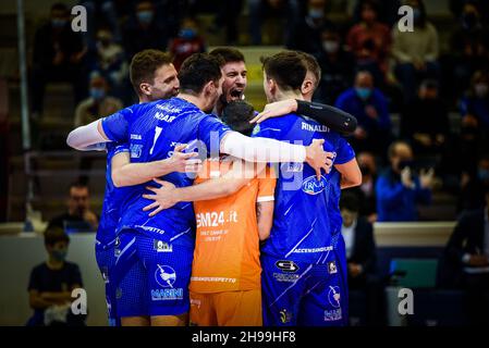 Latina, Italia. 05 dicembre 2021. (Top Volley Cisterna) durante Top Volley Cisterna vs Leo Scarpe Modena, Volley Campionato Italiano Serie A Men Superleague a Latina, Italia, Dicembre 05 2021 Credit: Independent Photo Agency/Alamy Live News Foto Stock