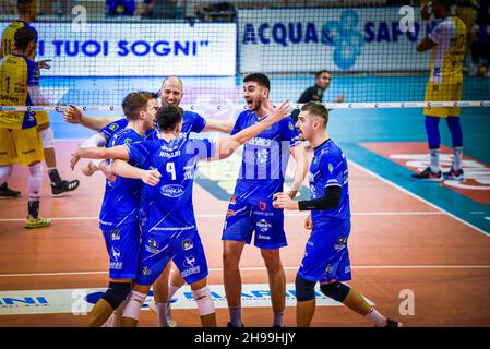 Latina, Italia. 05 dicembre 2021. (Top Volley Cisterna) durante Top Volley Cisterna vs Leo Scarpe Modena, Volley Campionato Italiano Serie A Men Superleague a Latina, Italia, Dicembre 05 2021 Credit: Independent Photo Agency/Alamy Live News Foto Stock