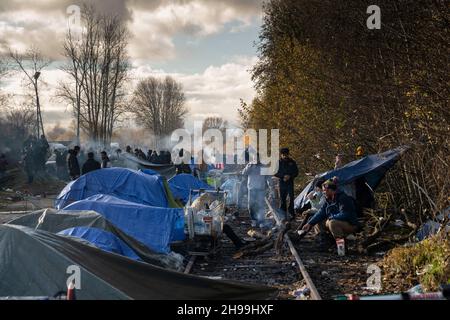 Dunkerque, Francia. 05 dicembre 2021. Le tende viste in un vecchio e disutilizzato binario ferroviario dai migranti in un campo migrante improvvisato.ci sono stimati circa 800 migranti/rifugiati che attualmente soggiornano nell'area di Dunkerque nella Francia settentrionale. La maggior parte di loro sono in attesa delle loro opportunità di raggiungere il Regno Unito sia da gommoni gommoni o nascondersi in camion. Credit: SOPA Images Limited/Alamy Live News Foto Stock