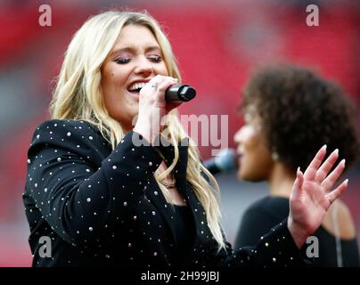 Londra, Regno Unito. 05 dicembre 2021. LONDRA, Inghilterra - DICEMBRE 05: La cantante Ella Henderson si esibisce prima della finale 2021 della Coppa fa delle Donne Vitality tra Arsenal e Chelsea allo stadio di Wembley, Londra, Inghilterra il 05 Dicembre 2021 Credit: Action Foto Sport/Alamy Live News Foto Stock