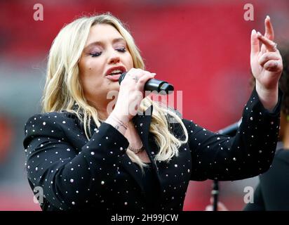 Londra, Regno Unito. 05 dicembre 2021. LONDRA, Inghilterra - DICEMBRE 05: La cantante Ella Henderson si esibisce prima della finale 2021 della Coppa fa delle Donne Vitality tra Arsenal e Chelsea allo stadio di Wembley, Londra, Inghilterra il 05 Dicembre 2021 Credit: Action Foto Sport/Alamy Live News Foto Stock