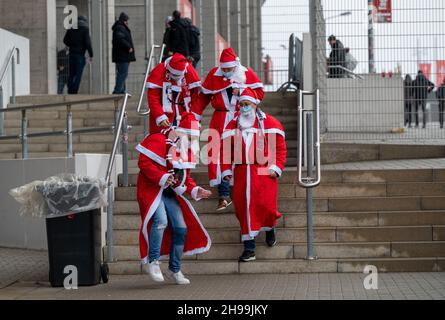 Kaiserslautern, Germania. 4 dicembre 2021. Calcio: 3. campionato, 1. FC Kaiserslautern - Viktoria Köln, 18. matchday, Fritz-Walter-Stadion: Uno dei quattro visitatori vestito da balli di Santa clausole mentre scendendo una scala. Credit: Harald Tittel/dpa - NOTA IMPORTANTE: In conformità con le norme del DFL Deutsche Fußball Liga e/o del DFB Deutscher Fußball-Bund, è vietato utilizzare o utilizzare fotografie scattate nello stadio e/o del match sotto forma di immagini di sequenza e/o serie di foto video-simili./dpa/Alamy Live News Foto Stock