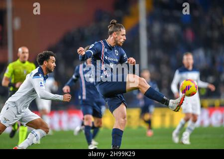 Genova, Italia. 05 dicembre 2021. Radu Dragusin (Sampdoria) durante UC Sampdoria vs SS Lazio, Campionato italiano di calcio A partita a Genova, Italia, Dicembre 05 2021 credito: Agenzia indipendente Foto/Alamy Live News Foto Stock