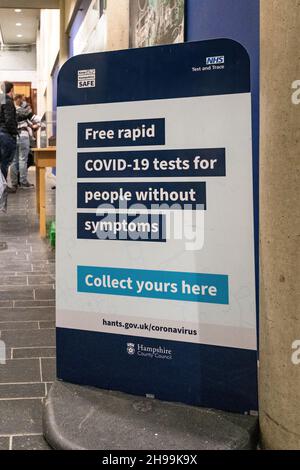 Segno che fa pubblicità Free Rapid Covid-19 test per le persone senza sintomi, 2021 dicembre, durante la 3a ondata del Coronavirus Foto Stock