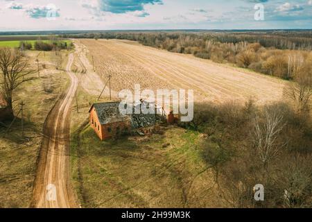 Bielorussia. Fattoria abbandonata nella zona di reinsediamento di Chernobyl. Catastrofi di Chornobyl. Casa dilapidata nel villaggio bielorusso. Interi villaggi Foto Stock