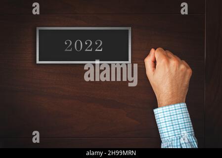 Mano businessman businessman all'2022 inizio del nuovo anno, immagine concettuale Foto Stock