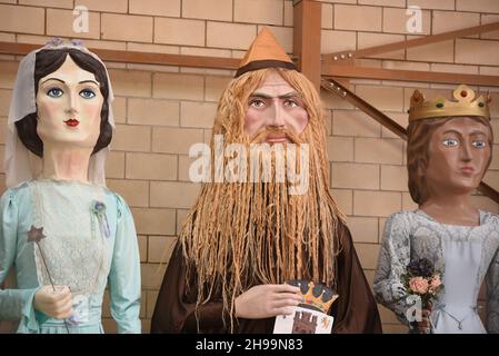 Spagna. 05 dicembre 2021. Gigantes (Giganti) sono visti durante la celebrazione dei Giganti e grandi teste. Questa Domenica, il villaggio di Golmayo, a nord della Spagna celebra il National of Gigantes e Cabezudos (Giganti e grandi teste) Festival. Gigantes e Cabezudos sono stati creati per rappresentare archetipi e la tradizione della regione spagnola. Sono vestiti con costumi tipici regionali per matrimoni e fiesta. (Foto di Jorge Sanz/SOPA Images/Sipa USA) Credit: Sipa USA/Alamy Live News Foto Stock