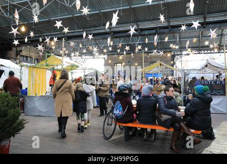 Il mercatino di Natale del 2021 al largo di Granary Square a Kings Cross, nel nord di Londra, Regno Unito Foto Stock