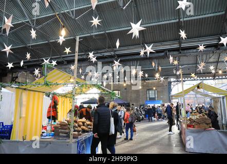 Il mercatino di Natale del 2021 al largo di Granary Square a Kings Cross, nel nord di Londra, Regno Unito Foto Stock