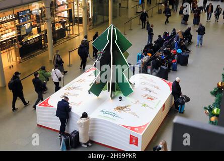 L'albero di Natale 2021 nella stazione ferroviaria di St Pancras, sponsorizzato quest'anno dallo Zoo di Londra, nel nord di Londra, Regno Unito Foto Stock