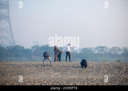 New Delhi, India. 05 dicembre 2021. Una sposa e uno sposo posa per un pre-matrimonio photoshoot a Yamuna Ghat, kashmiri Gate a Delhi. (Foto di Pradeep Gaur/SOPA Images/Sipa USA) Credit: Sipa USA/Alamy Live News Foto Stock