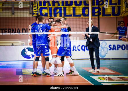 Latina, Italia. 05 dicembre 2021. (Top Volley Cisterna) durante Top Volley Cisterna vs Leo Scarpe Modena, Volley Campionato Italiano Serie A Men Superleague a Latina, Italia, Dicembre 05 2021 Credit: Independent Photo Agency/Alamy Live News Foto Stock