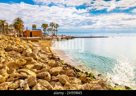 Anima Beach ristorante e rocce lungo la spiaggia di Palma, Maiorca, Spagna Foto Stock