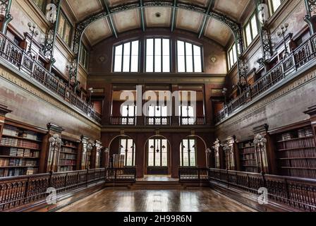 Bruxelles, Belgio - 02 15 2018: Turisti locali che visitano l'interno della biblioteca Solvay Foto Stock