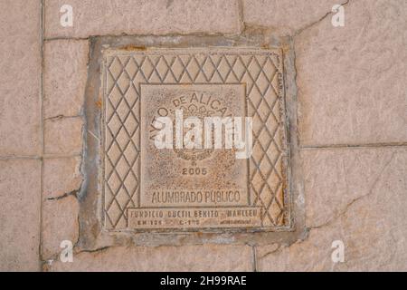 Copertura di una botola per le luci pubbliche ad Alicante, Spagna. ALICANTE, SPAGNA - 19 NOVEMBRE 2021 Foto Stock