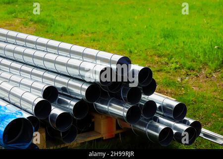 Sul cantiere sono presenti tubi progettati per essere costruiti per sistemi di ventilazione. Foto Stock