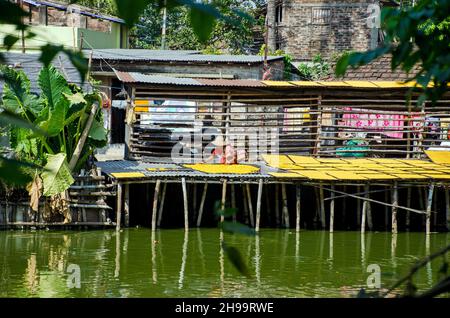 Un lavoratore adulto capovolge bene i gnocchi di lenticchie essiccate in modo che rimanga poca umidità. Foto Stock