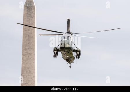 Washington, Stati Uniti. 05 dicembre 2021. Il Presidente e la First Lady volano vicino al Washington Monument mentre ritornano alla Casa Bianca via Marine One. Credit: SOPA Images Limited/Alamy Live News Foto Stock
