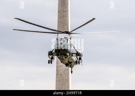 Washington, Stati Uniti. 05 dicembre 2021. Il Presidente e la First Lady volano vicino al Washington Monument mentre ritornano alla Casa Bianca via Marine One. Credit: SOPA Images Limited/Alamy Live News Foto Stock