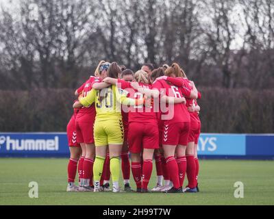 Liverpool, Regno Unito. 05 dicembre 2021. Liverpool, Inghilterra, 5 dicembre Durham team huddle durante la partita fa Womens Continental League Cup tra Everton e Durham al Walton Hall Park di Liverpool, Inghilterra Natalie Mincher/SPP Credit: SPP Sport Press Photo. /Alamy Live News Foto Stock