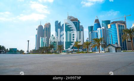 Bella città di doha con molte torri di riferimento, vista dalla zona della Corniche. Foto Stock