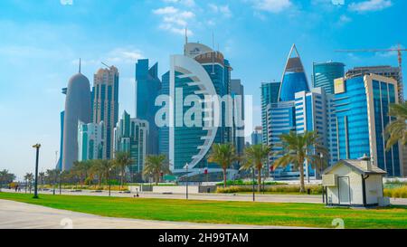 Bella città di doha con molte torri di riferimento, vista dalla zona della Corniche. Foto Stock