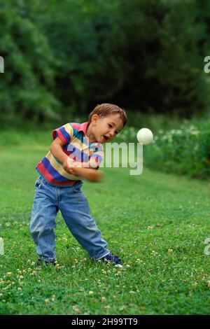 Vista dall'alto cute Little 2-3 anni prescolare bambino ragazzo bambino  dormire dolcemente in culla bianca durante il pranzo riposo in pajama blu  con cuscino a casa Foto stock - Alamy