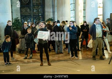 Valencia, Spagna. 4 dicembre 2021. Un protesto parla durante la manifestazione.la gente si è riunita alla Plaza del Ayuntamiento di Valencia per protestare contro il nuovo certificato del Covid e la vaccinazione dei bambini. Credit: SOPA Images Limited/Alamy Live News Foto Stock