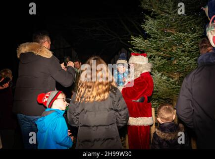 Warrington, Cheshire, Regno Unito. 05 Dicembre 2021 - Walton, vicino Warrington, Cheshire, ha un raduno dove i caroli di Natale sono cantati e il Natale del padre arriva per incontrare i bambini e accendere le luci dell'albero accreditamento: John Hopkins/Alamy Live News Foto Stock