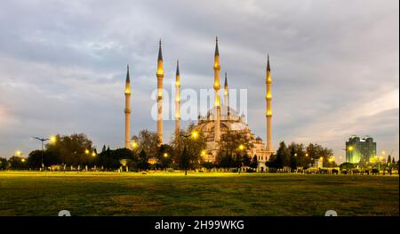 Moschea Centrale Sabanci (in turco: Sabanci Merkez Cami) e Fiume Seyhan ad Adana, Turchia. La più grande moschea vista al tramonto della Turchia. Foto Stock