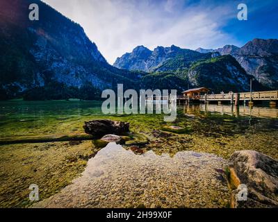 Lago Koenigsee nella valle di Berchtesgadener, vista sul lago e piattaforma di barche da Mittersee a sud del lago Foto Stock