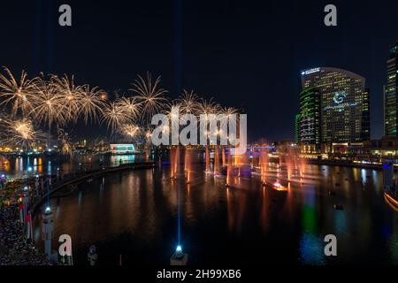 Fuochi d'artificio del giorno nazionale a Dubai Festival City. Emirati Arabi uniti Foto Stock