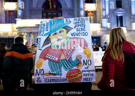 Valencia, Spagna. 4 dicembre 2021. Un cartello che dice: "Il popolo unito non sarà mai sconfitto. No al passaporto nazista Covid. No alla sottomissione' visto durante la dimostrazionePeople si è riunito alla Plaza del Ayuntamiento di Valencia per protestare contro il nuovo certificato del Covid e la vaccinazione dei bambini. (Foto di Xisco Navarro/SOPA Images/Sipa USA) Credit: Sipa USA/Alamy Live News Foto Stock