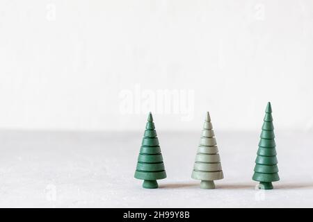 Capodanno e Natale alberi decorativi in legno primo piano Foto Stock
