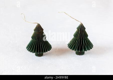 Capodanno e carta di Natale alberi decorativi verdi e dorati Foto Stock