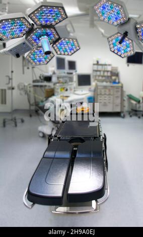 Moderno teatro operativo ben attrezzato in un nuovo ospedale. Foto Stock