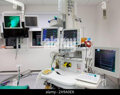 Moderno teatro operativo ben attrezzato in un nuovo ospedale. Foto Stock