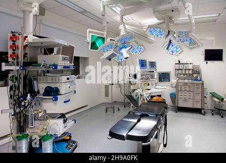 Moderno teatro operativo ben attrezzato in un nuovo ospedale. Foto Stock