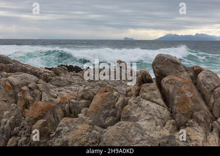 Formazioni rocciose e oceano, De Kelders, Capo Occidentale, Sudafrica. Foto Stock