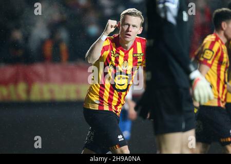 MECHELEN, BELGIO - 5 DICEMBRE: Nikola Storm of KV Mechelen festeggia il primo gol della serata del suo lato durante la partita della Jupiler Pro League tra KV Mechelen e KRC Genk allo stadio AFAS il 5 dicembre 2021 a Mechelen, Belgio (Foto di Perry van de Leuvert/Orange Pictures) Foto Stock