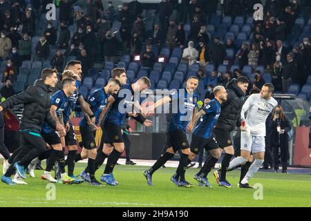 Roma, Italia. 4 dicembre 2021. I giocatori celebrano la loro vittoria alla fine della partita. Credit: Cosimo Martemucci / Alamy Live News Foto Stock