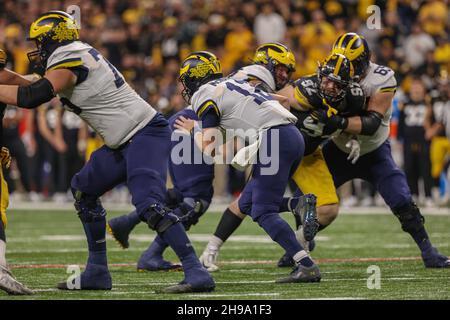 Indianapolis, Indiana, Stati Uniti. 4 Dic 2021. Michigan Wolverines quarterback Cade McNamara (12) corre con la palla nel gioco tra i Michigan Wolverines e gli Iowa Hawkeyes al Lucas Oil Stadium, Indianapolis, Indiana. (Credit Image: © Scott Stuart/ZUMA Press Wire) Foto Stock