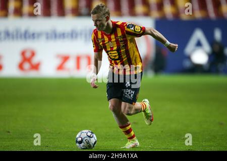 MECHELEN, BELGIO - 5 DICEMBRE: Nikola Storm di KV Mechelen durante la partita della Jupiler Pro League tra KV Mechelen e KRC Genk allo stadio AFAS il 5 dicembre 2021 a Mechelen, Belgio (Foto di Perry van de Leuvert/Orange Pictures) Foto Stock