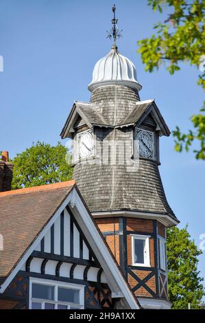 La casa di Clock, Orologio casa rotonda di Farnborough, Hampshire, Inghilterra, Regno Unito Foto Stock