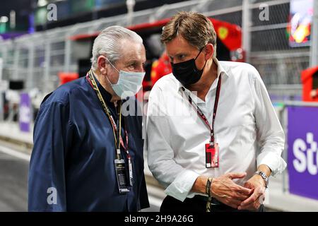 (Da L a R): Alan Jones (AUS) con Martin Whitaker (GBR) CEO del GP Saudita. Gran Premio dell'Arabia Saudita, domenica 5 dicembre 2021. Jeddah, Arabia Saudita. Foto Stock