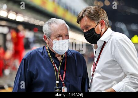 (Da L a R): Alan Jones (AUS) con Martin Whitaker (GBR) CEO del GP Saudita. Gran Premio dell'Arabia Saudita, domenica 5 dicembre 2021. Jeddah, Arabia Saudita. Foto Stock