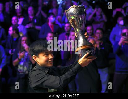 Zhao Xintong solleva il trofeo dopo aver vinto la finale del Cazoo UK Championship allo York Barbican. Data foto: Domenica 5 dicembre 2021. Foto Stock